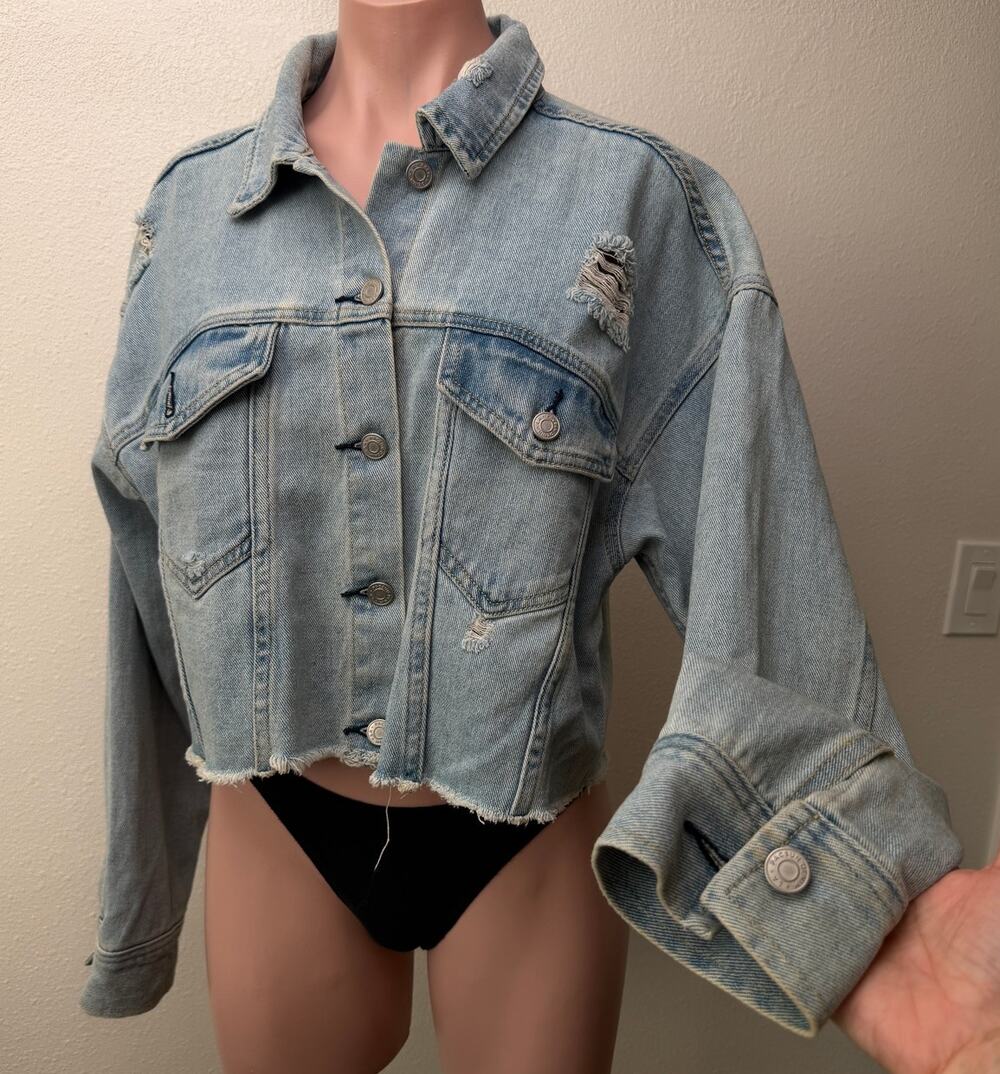 PacSun Distressed Cropped Denim Jacket Light Wash Raw Hem US M/L